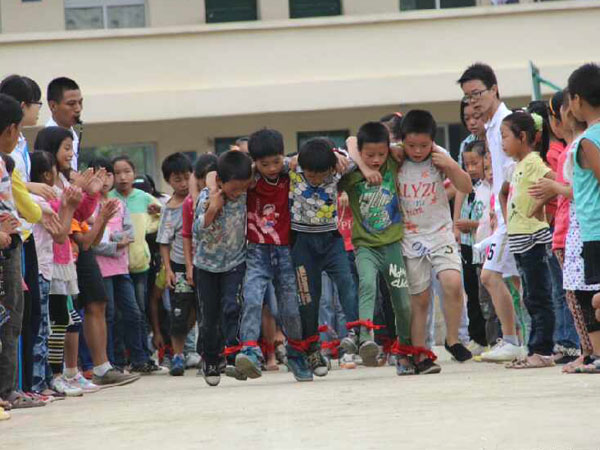 7��28�գ��V�|�̌W(xu��)Ժ��С�ٟ���ɽ�^(q��)���W(xu��)����֧���(du��)������С�W(xu��)�e�k���\(y��n)��(d��ng)��(hu��)���mȻ��(ch��ng)�ز�δ�޽������������(du��)�T��Ŭ���ͺ��ӂ���ƴ���£��\(y��n)��(d��ng)��(hu��)�A�M�Y(ji��)�����D�麢�ӂ�?c��)ڱ�ِ�ЈF(tu��n)�Y(ji��)�f(xi��)��������(zh��ng)������