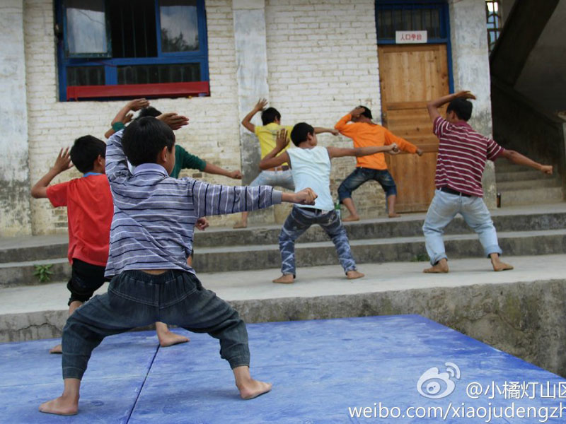 7��31������С�ٟ���ɽ�^(q��)���W(xu��)����֧���(du��)��ǭ����ؑ�S�h�����l(xi��ng)����С�W(xu��)����20���֧�̻��(d��ng)�����Y(ji��)���������������ҵ�Ͷ�뵽����ˇ�R�ݵĜ�(zh��n)���A�����D�麢�ӂ��ڞ�R���u�����ž���