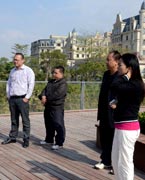 網(wǎng)友參觀晉陽湖　　晉陽湖項目原投資計劃為2.2億元，區(qū)域內(nèi)五座橋為景觀橋。為完善其功能，強化景觀提升效果，對部分項目進行了優(yōu)化、提升，包括將區(qū)域內(nèi)五座景觀橋改為市政橋并新增兩座市政橋。