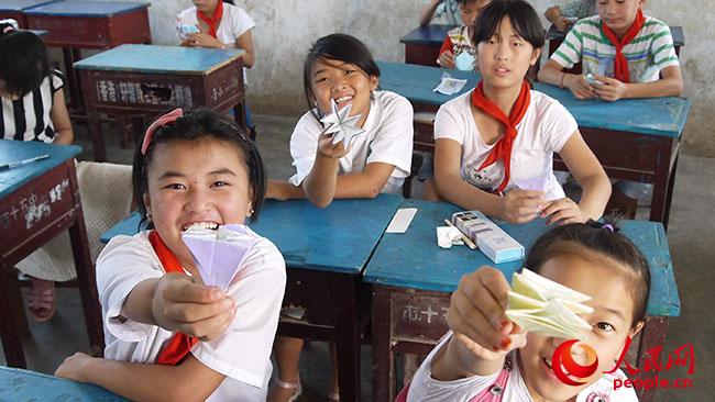 ���ϿƼ���W(xu��)��һ��һ·���x��(w��)֧���c����(zh��n)��ؚ�{(di��o)�Ќ��`�F��������ꖿh��¹ɽ�(zh��n)�u�ŸG���_չ�x��(w��)֧�̺ͷ�ؚ�{(di��o)����־Ը�߽o���ӂ��_�O(sh��)�ֹ��n�����D�麢�ӂ�չʾ�ֹ���Ʒ�����F��ṩ��