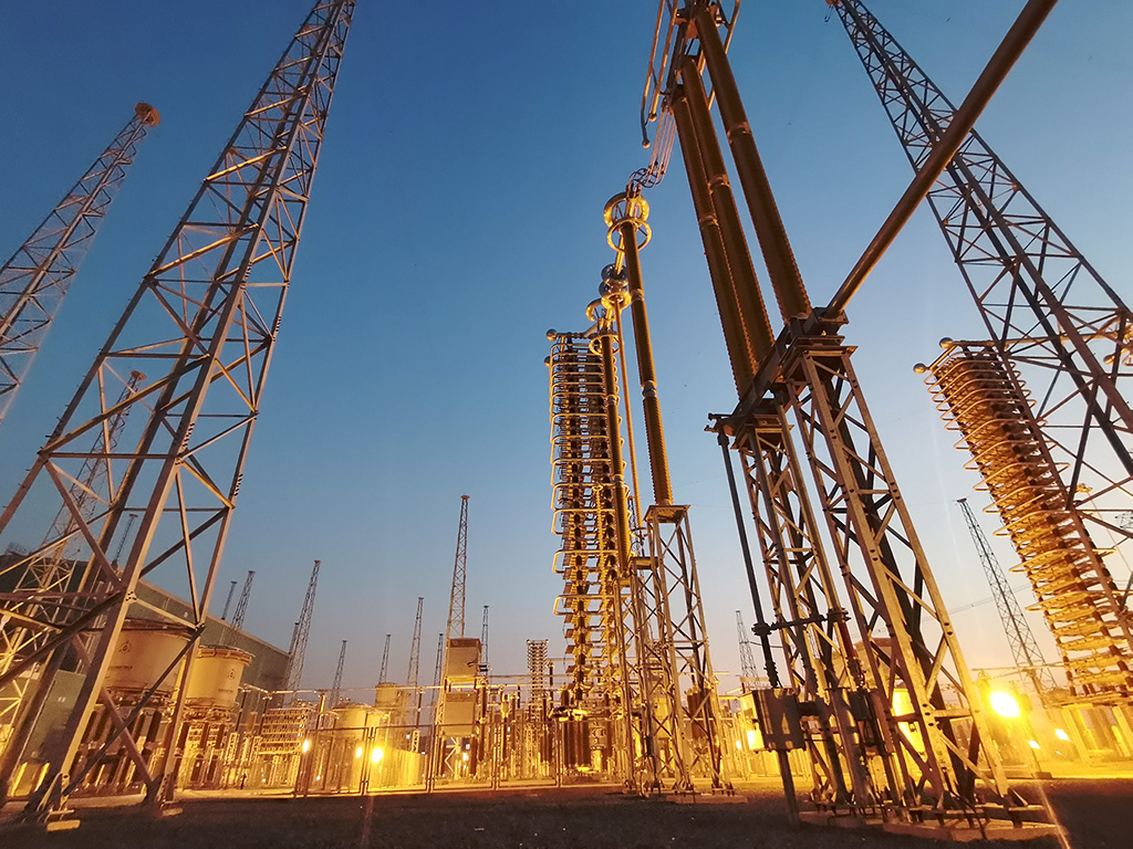 ±660kV巴基斯坦默蒂亞里-拉合爾（默拉）直流輸電項(xiàng)目拉合換流站夜景。（國(guó)家電網(wǎng)供圖）