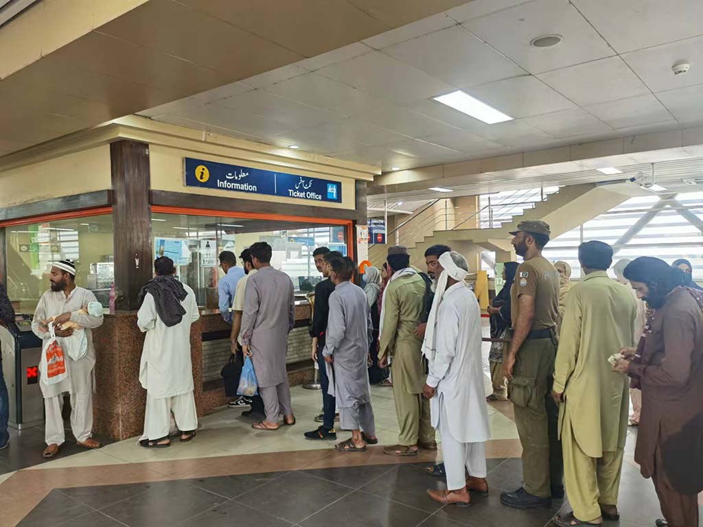 當(dāng)?shù)孛癖娫诶蠣柍染€(xiàn)地鐵里排隊(duì)購(gòu)票。（人民網(wǎng)記者 石晶攝）