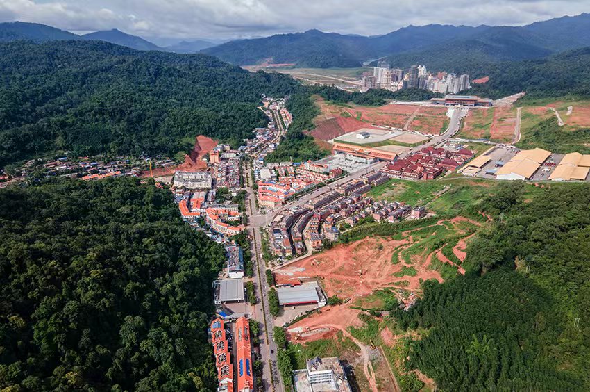 磨憨口岸俯瞰，右前方高層白色建筑群為老撾境內(nèi)。人民網(wǎng)記者 符皓攝