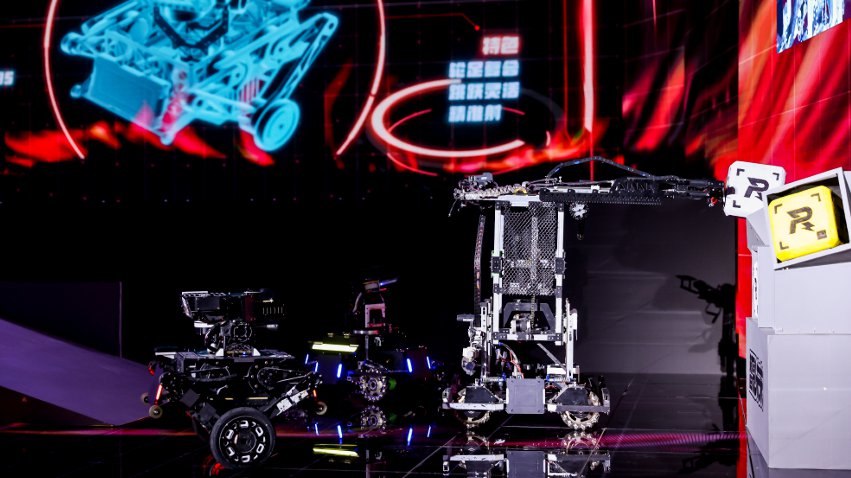 武漢工程大學(xué)大學(xué)生們帶來(lái)的機(jī)甲大師對(duì)抗比賽。主辦方供圖